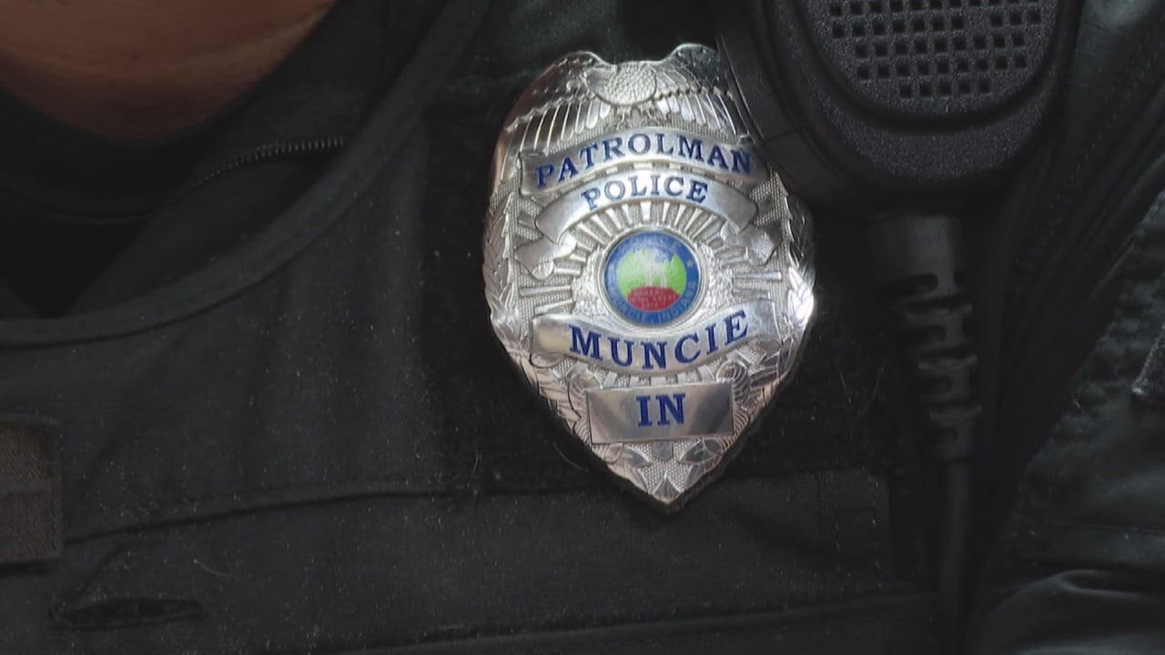 Muncie Police rescue a woman trapped inside a sinking car - Vimarsana News